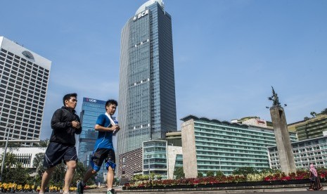 Warga berolahraga saat Hari Bebas Kendaraan Bermotor (HBKB) atau Car Free Day di kawasan bundaran Hotel Indonesia Jakarta