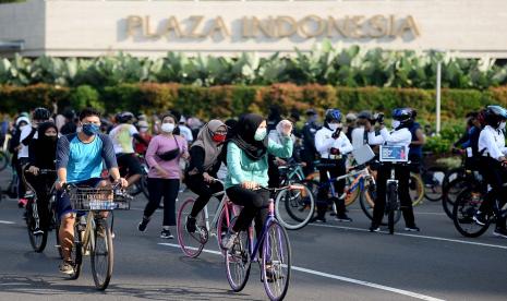 Warga berolahraga saat kegiatan Hari Bebas Kendaraan Bermotor (HBKB) di Kawasan Bundaran HI, Jakarta.