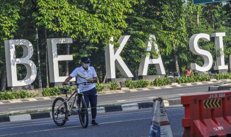 Warga berolahraga sepeda di jalan Ahmad Yani Bekasi, Jawa Barat, Minggu (12/4/2020). Kementerian Kesehatan (Kemenkes) mengumumkan bahwa pengajuan Penerapan Pembatasan Sosial Berskala Besar (PSBB) untuk lima wilayah Kota/Kabupaten Bekasi, Kota/Kabupaten Bogor dan Depok telah disetujui sebagai upaya penanganan wabah virus COVID-19. 