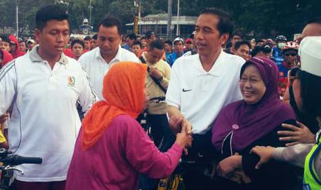 warga bersalaman dengan Presiden Joko Widodo di CFD