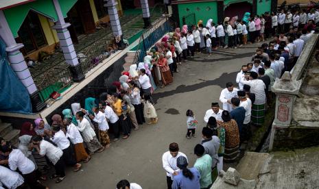 Warga bersalaman saat mengikuti acara silaturahim lintas agama dalam perayaan Idul Fitri 1443 Hijriah di Dusun Tekelan, Desa Batur, Getasan, Kabupaten Semarang, Jawa Tengah, Senin (2/5/2022). Tradisi silaturahim, bersalaman saling memaafkan itu diikuti umat Kristen, Katolik, dan Budha dengan umat Islam yang tengah merayakan Idul Fitri 1443 Hijriah sebagai wujud kerukunan antarumat beragama serta kesatuan dan persatuan masyarakat setempat. Habib Husein: Silaturahim Urai Intoleransi