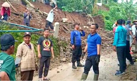 Warga bersama para relawan BPBD, TNI dan Polri bergotongroyong membersihkan material longsor yang menutup akses jalan (ilustrasi) 