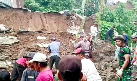 Ilustrasi warga bergotong royong menangani bencana longsor.