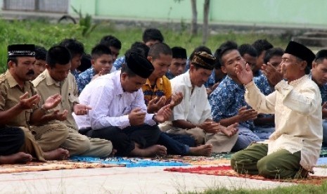 Warga bersama pelajar melaksanakan shalat dan doa minta hujan (Istisqo)