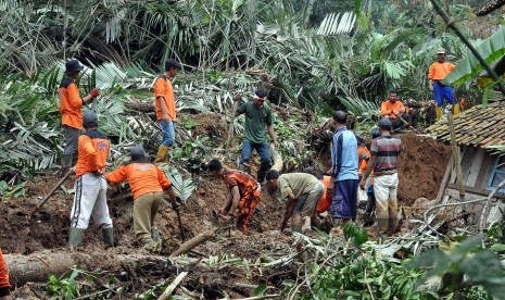 Warga bersama relawan bergotong royong membuat saluran air di lokasi bencana longsor dan tanah bergerak di Desa Clapar, Madukara, Banjarnegara, Jateng, Kamis (31/3).