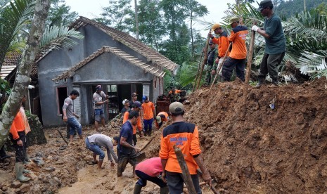 Warga bersama relawan bergotong royong membuat saluran air di lokasi bencana longsor dan tanah bergerak di Banjarnegara, Jateng.