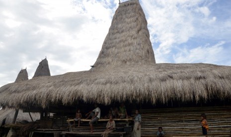 Warga bersantai di beranda rumah adat di Kampung Adat Waiyapu di Desa Wainyapu, Kecamatan Kodi Balaghar, Kabupaten Sumba Daya Barat, Nusa Tenggara Timur (NTT), Kamis, (25/2). 