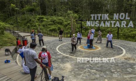 Warga bersantai di lokasi titik nol Ibu Kota Negara (IKN) Nusantara. Kementerian PUPR yakin pembangunan infrastruktur dasar IKN selesai pada tahun depan.