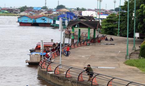 Warga bersantai di taman kota tepian Sungai Kapuas, Pontianak, Kalimantan Barat, Selasa (14/9/2021). Taman Pontianak tutup pukul 20.00 dan pengunjung dibatasi demi cegah penularan Covid. Ilustrasi.