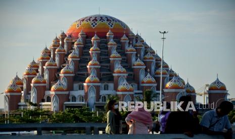 Warga bersantai menikmati suasana sore hari sambil menunggu waktu berbuka puasa (ngabuburit) di kawasan Masjid 99 Kubah, Makassar, Sulawesi Selatan, Sabtu (17/4/2021). Kawasan Masjid 99 kubah menjadi salah satu lokasi favorit warga saat bulan Ramadhan untuk menunggu waktu berbuka puasa.