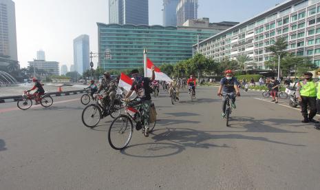 Warga bersepeda dengan mengenakan masker saat hari bebas kendaaran bermotor pada masa transisi pembatasan sosial berskala besar (PSBB) di kawasan Bundaran HI, Jakarta, Ahad (8/11/2020). Pelaksanaan PSBB Transisi yang berakhir hari ini (8 November 2020) dinilai berdampak pada menurunnya angka kasus positif COVID-19 di Ibu Kota, sekaligus menurunnya angka kematian pasien akibat virus tersebut.