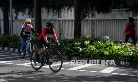 Warga bersepeda di kawasan Bundaran HI, Jakarta,  Ahad (3/4/2022). Aktivitas olahraga warga ibu kota pada hari pertama puasa Ramadan terpantau lebih sepi dibanding hari Ahad sebelum-sebelumnya. 