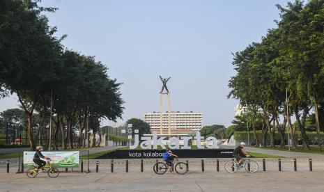 Warga bersepeda di kawasan Lapangan Banteng, Jakarta, Ahad (18/7/2021). Berdasarkan data Satgas Penanganan COVID-19, pasien sembuh dari COVID-19 harian bertambah sebanyak 29.264 orang dengan total keseluruhan 2.261.658 orang. 