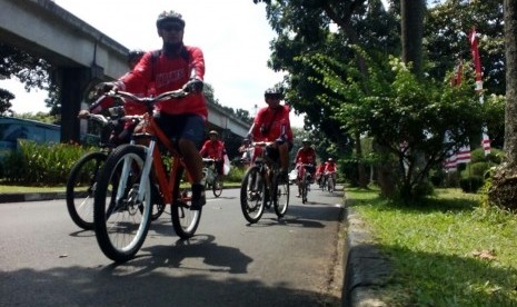 Warga bersepeda di kawasan TMII