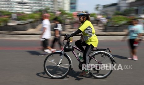   Warga bersepeda saat mengikuti Hari Bebas Kendaraan Bermotor di Bundaran HI, Jakarta Pusat, Ahad (8/5).