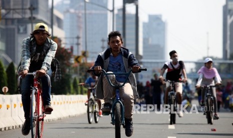 Warga bersepeda saat mengikuti Hari Bebas Kendaraan Bermotor di Bundaran HI, Jakarta Pusat, Ahad (8/5). (Republika/Rakhmawaty La'lang)