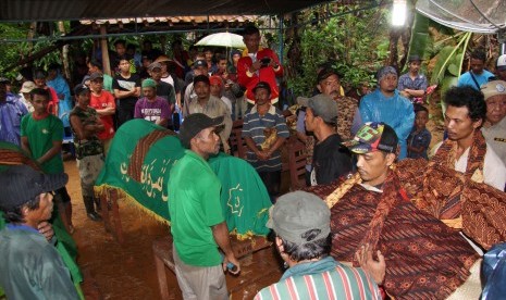 Warga bersiap memakamkan jenazah korban longsor di Desa Kalijati, Kabupaten Pangandaran, Jawa Barat, Sabtu (7/10). Akibat hujan deras yang mengguyur Kabupaten Pangandaran mengakibatkan empat orang tewas tertimbun tanah longsor. 