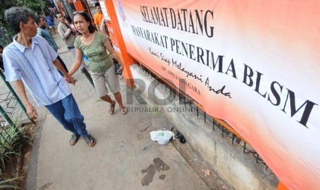 Warga bersiap mengambil uang Bantuan Langsung Sementara Masyarakat (BLSM) di Jakarta, Sabtu (22/6).  (Republika/Aditya Pradana Putra)