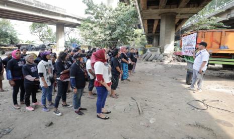 Warga bersiap mengikuti lomba di pangkalan Truk Pergudangan Pluit, Kecamatan Penjaringan, Jakarta Utara.