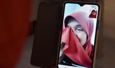 Ilustrasi silaturahim melalui video call. Cara Berbakti pada Orang Tua yang Sudah Wafat: Jaga Silaturahim dengan Sahabatnya