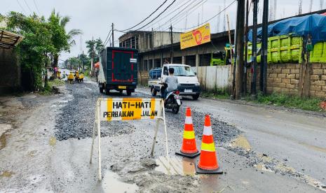 Warga berswadaya perbaiki jalan yang rusak di Parungpanjang