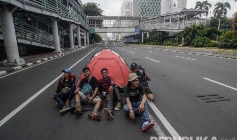 Warga berswafoto di jalan Sudirman yang lengang, Jakarta (7/6).