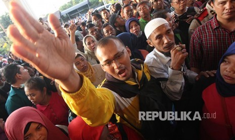 Warga berunjuk rasa di kantor Dinas Pendidikan Kota Surabaya, Jawa Timur, Kamis (20/6). Mereka memprotes kebijakan Sistem Penerimaan Peserta Didik Baru (PPDB) berdasarkan zonasi.