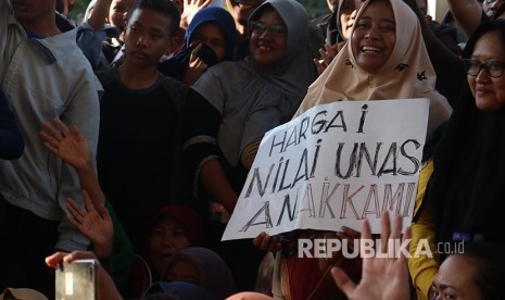 Warga berunjuk rasa di kantor Dinas Pendidikan Kota Surabaya, Jawa Timur, Kamis (20/6/2019). Mereka memprotes kebijakan Sistem Penerimaan Peserta Didik Baru (PPDB) berdasarkan zonasi.