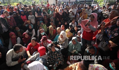 Warga berunjuk rasa di kantor Dinas Pendidikan Kota Surabaya, Jawa Timur, Kamis (20/6). Mereka memprotes kebijakan Sistem Penerimaan Peserta Didik Baru (PPDB) berdasarkan zonasi.