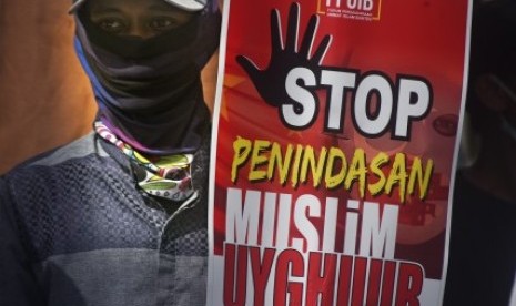 Warga berunjuk rasa mengecam tindak kekerasan dan intimidasi Pemerintah Cina terhadap warga Muslim Uighur.   