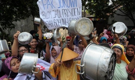  Warga berunjuk rasa menolak pencalonan Gubernur DKI Jakarta Jokowi sebagai presiden di Rangkapan Jaya, Pancoran Mas, Depok, Jawa Barat, Selasa (18/3). (Republika/Aditya Pradana Putra)