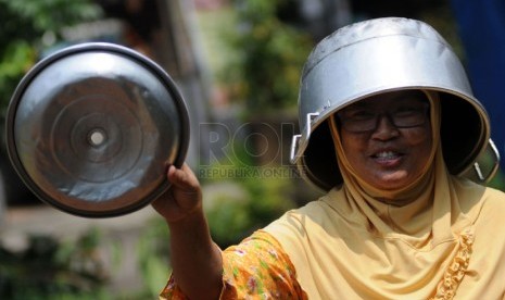  Warga berunjuk rasa menolak pencalonan Gubernur DKI Jakarta Jokowi sebagai presiden di Rangkapan Jaya, Pancoran Mas, Depok, Jawa Barat, Selasa (18/3). (Republika/Aditya Pradana Putra)