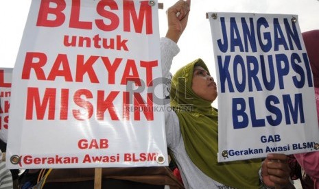   Warga berunjuk rasa menuntut pengawasan penyaluran bantuan langsung sementara masyarakat (BLSM) di Bundaran Hotel Indonesia (HI),Jakarta, Ahad (23/6).   (Republika/Aditya Pradana Putra)