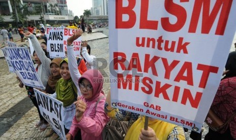   Warga berunjuk rasa menuntut pengawasan penyaluran bantuan langsung sementara masyarakat (BLSM) di Bundaran Hotel Indonesia (HI),Jakarta, Ahad (23/6).   (Republika/Aditya Pradana Putra)