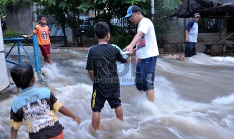   Warga berusaha melintasi derasnya arus akibat jebolnya Tanggul / Ilustrasi (Rakhmawaty La'lang)