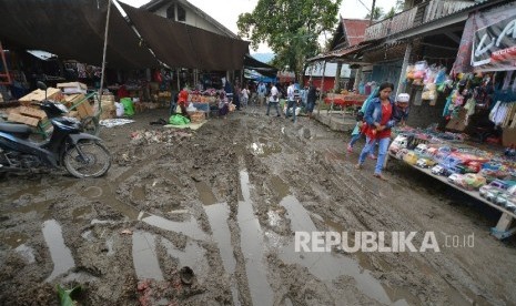 Warga berusaha menghindari becek di Pasar Desa Bulubete, Dolo Selatan, Kabupaten Sigi, Sulawesi Tengah (ilustrasi).