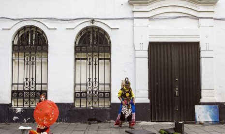 Warga berwisata di Kawasan Kota Tua, Jakarta, Rabu (11/7).