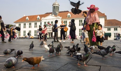 Warga berwisata di Kawasan Kota Tua, Jakarta, Rabu (11/7).