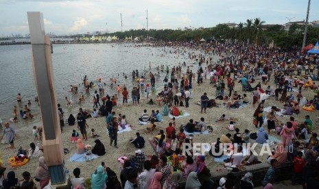  Warga berwisata di Pantai Ancol