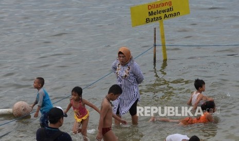  Warga berwisata di Pantai Ancol, Jakarta.