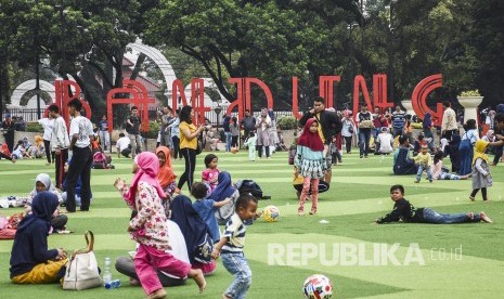 Warga berwisata memadati Alun-alun kota Bandung, Kota Bandung, Sabtu (20/4). Kader Pemberdayaan Kesejahteraan Keluarga (PKK) di Kota Bandung didorong untuk siap dan adaptif menghadapi tantangan revolusi industri 4.0.