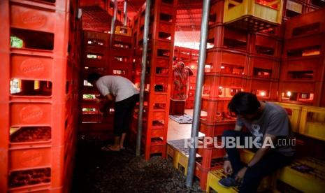 Warga berwudhu di  Mushola Kotakrat diKawasan Kebun Ide, Bintaro, Tangerang Selatan, Senin (27/1).