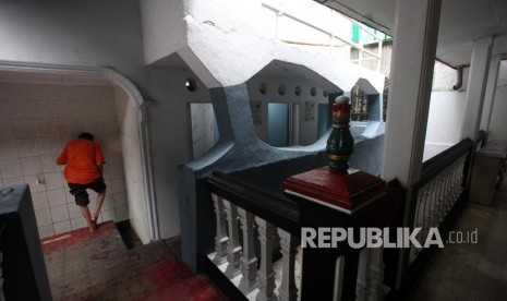 Warga berwudhu untuk melaksanakan shalat di Masjid Perahu atau Agung Al-Munada Baiturrahman, Jakarta, Rabu (14/11).