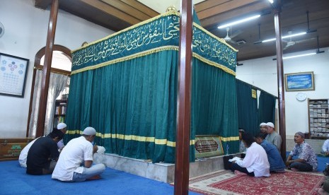 Warga berziarah di makam Habib Husein bin Abubakar Alaydrus di dalam Masjid Keramat Luar Batang di Kawasan Penjaringan, Jakarta, Jumat (1/4). 