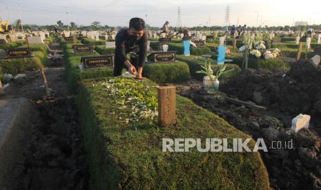 Warga berziarah di makam keluarganya di tempat pemakaman umum (TPU). (Ilustrasi)