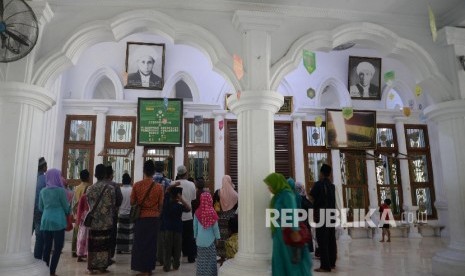 Warga berziarah di Makam Mbah Priok, Jakarta Utara, Senin (6/3).