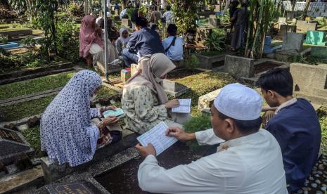 Warga berziarah kubur di Pemakaman Umum Belender, Kebon Pedes, Kota Bogor, Jawa Barat, Selasa (2/5/2022). Ziarah kubur pada Idul Fitri menjadi tradisi sebagian masyarakat selain untuk mendoakan keluarganya yang telah meninggal juga dijadikan ajang silaturahim.