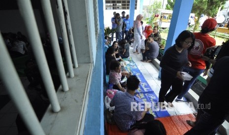 Suasana di Lapas Sukamiskin, Jawa Barat saat warga binaan dan keluarga masing-masing berkumpul bersama 