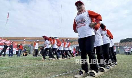 Warga binaan dan petugas lapas mengikuti lomba terompah panjang menyambut HUT ke-71 Kemerdekaan RI, di Lapas Sukamiskin, Kota Bandung Senin (15/8).