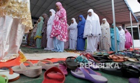 Bolehkah Menggunakan Layar Monitor di Ruang Sholat Wanita?